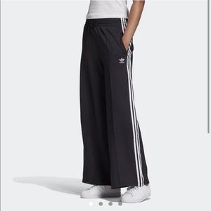 Editorial boutique ADIDAS 
Relaxed Wide Leg Pant